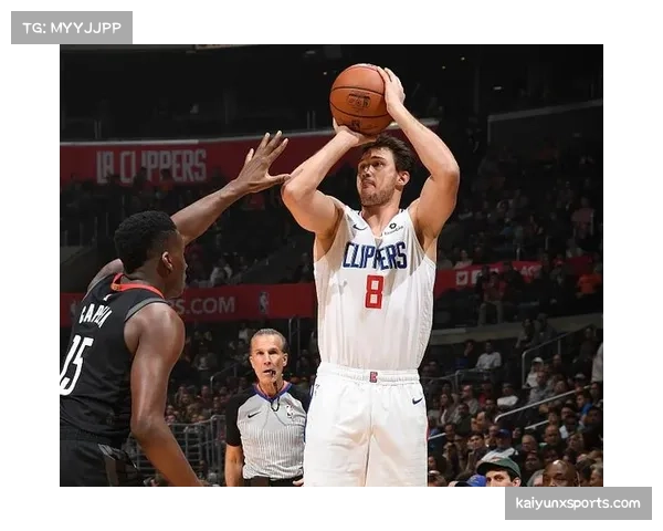 迪涅与万比萨卡等边后卫 凭借前插能力成为球队进攻利器 迪涅与万比萨卡等边后卫 凭借前插能力成为球队进攻利器